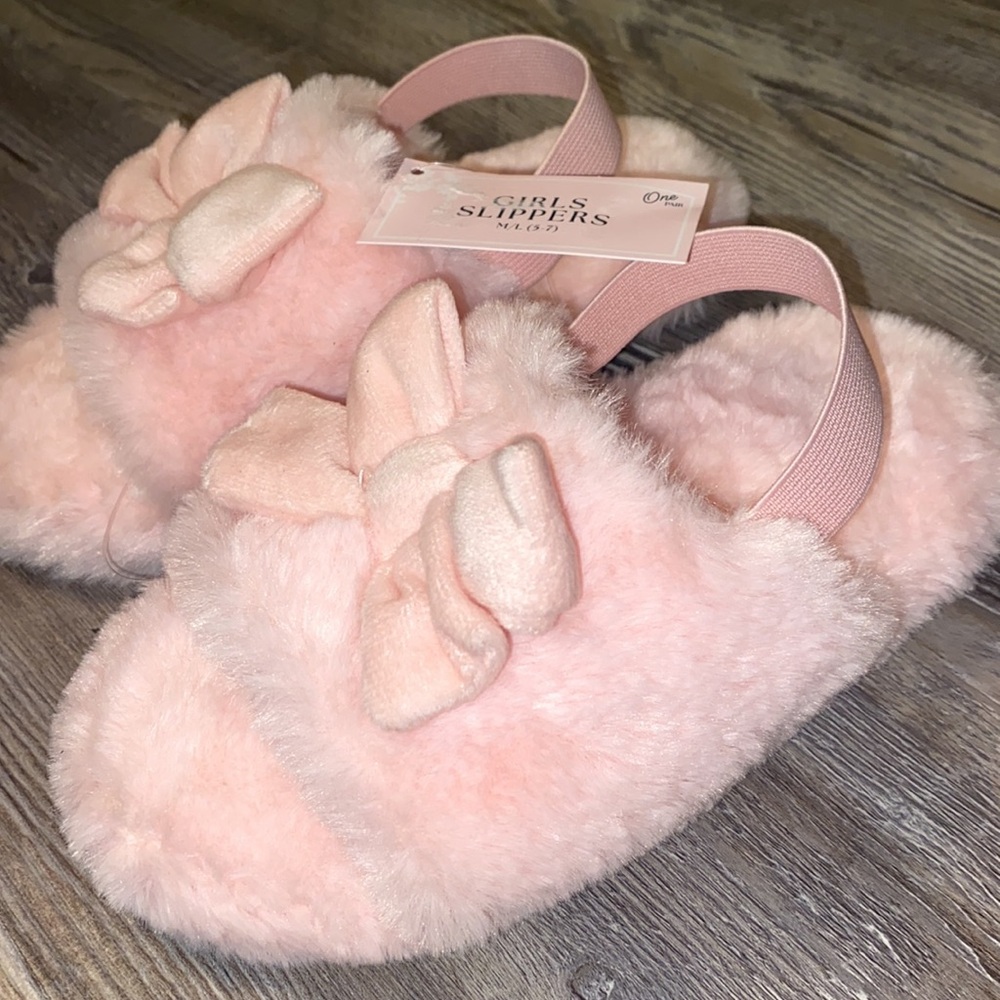 NWT Girls Pink Fuzzy Bow Slippers Fits Kids Shoe size 5-7 - Picture 2 of 5